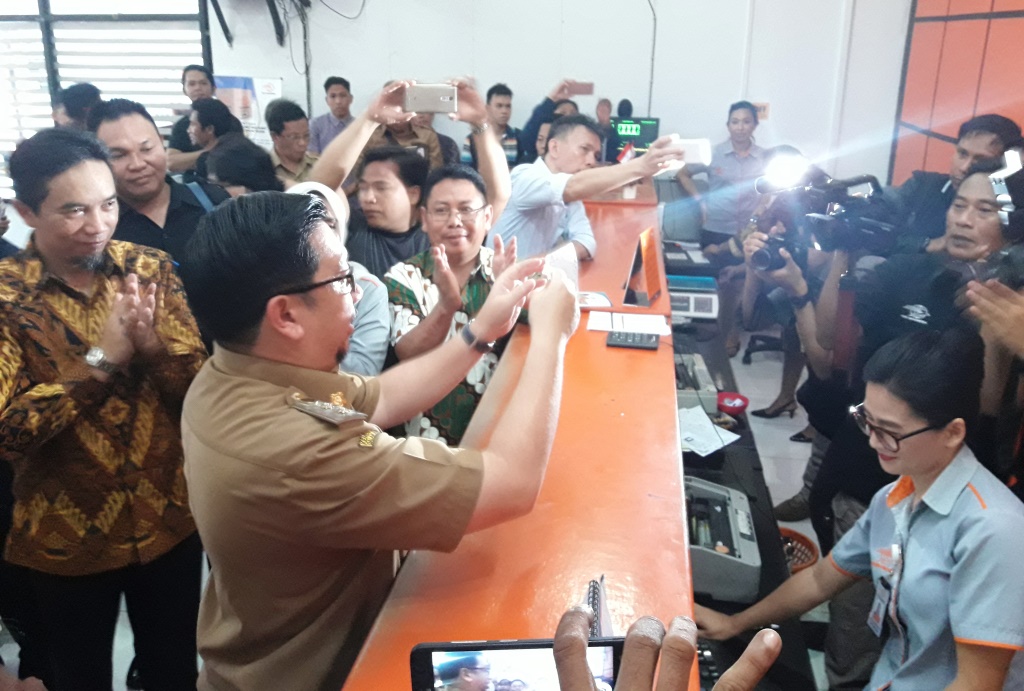 Wakil Wali Kota Manado, Mor D Bastian melakukan transaksi perdana pembelian emas di Kantor Pos Manado (Foto:Dok.Antam)