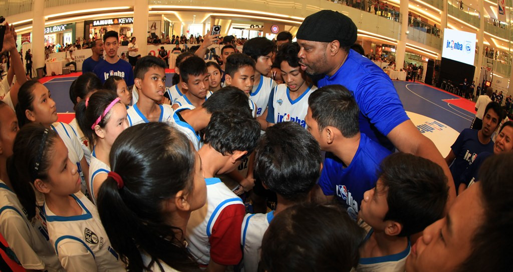 Sam Perkins (kanan) bersama para peserta National Training Camp Jr. NBA Indonesia 2017. (Foto: Dok. Jr NBA Indonesia)
