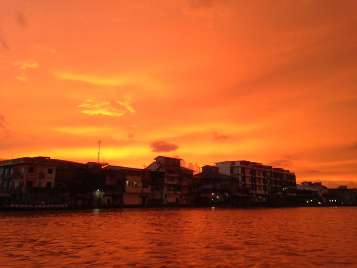Menatap Senja di Sungai Kapuas