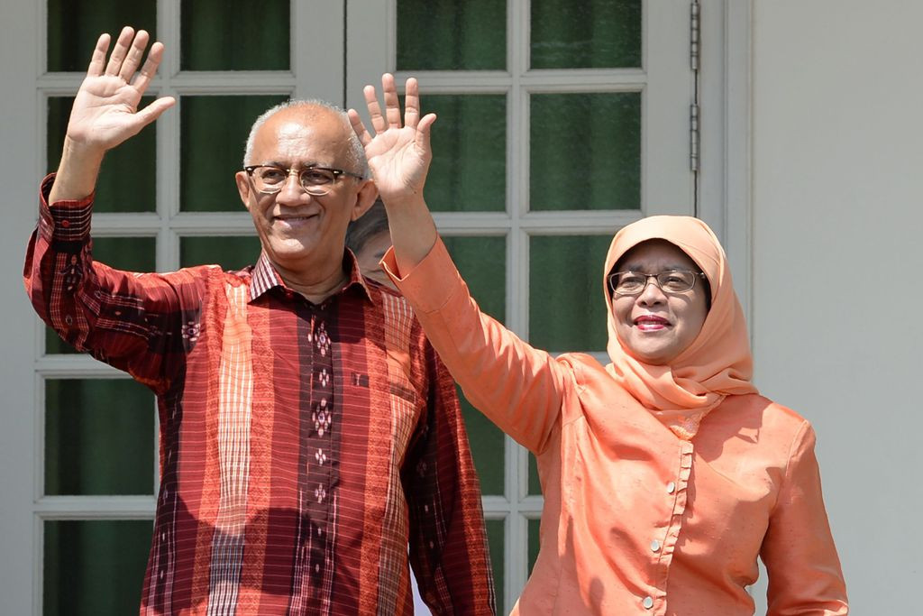 Halimah Yacob, presiden perempuan pertama Singapura berpose bersama sang suami (Foto: AFP).