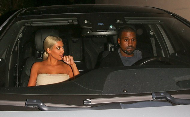 Kim Kardashian Pamer Rambut Baru saat Bersama Kanye West