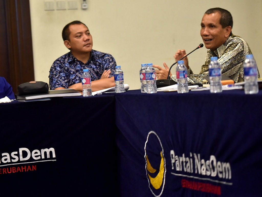 Deputi Bidang Pencegahan Komisi Pemberantasan Korupsi (KPK) Pahala Nainggolan (kanan) dan Ketua DPP Bidang Hukum Taufik Basari (kiri). (Foto: Antara/Prasetyo utomo).