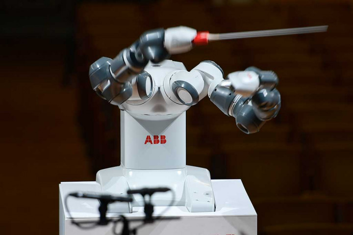 Robot YuMi Sukses Pimpin Orkestra Italia