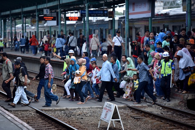 Penumpang KRL Menumpuk di Manggarai