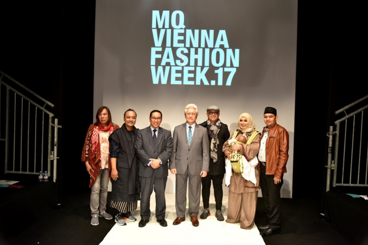 Batik, Lurik dan Tenun Kembali Tampil di Vienna Fashion Week 2017