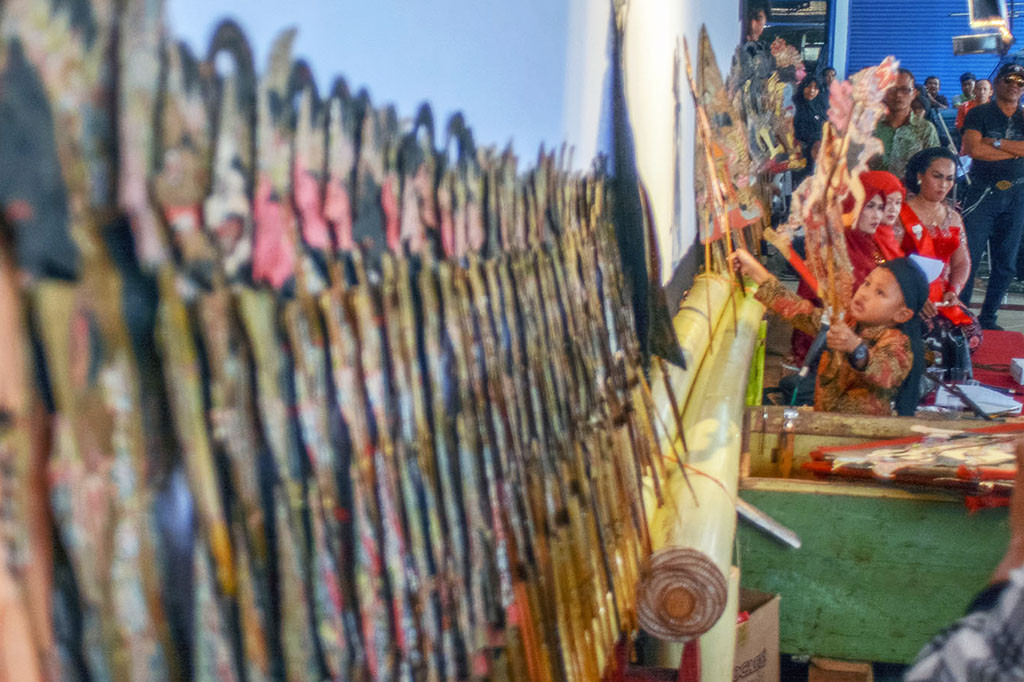 Aksi Dalang Cilik di Pentas Wayang Kulit Purwokerto