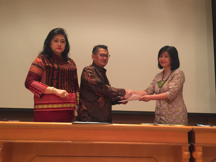 Dinas Kesehatan Menyerahkan Surat Teguran ke RS Mitra Keluarga