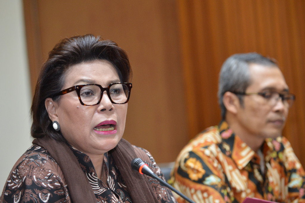 Wakil Ketua KPK Basaria Panjaitan (kiri) dan Alexander Marwata memberikan keterangan terkait operasi tangkap tangan terhadap Bupati Batubara di Gedung KPK Jakarta. Foto: Antara/Wahyu Putro A.