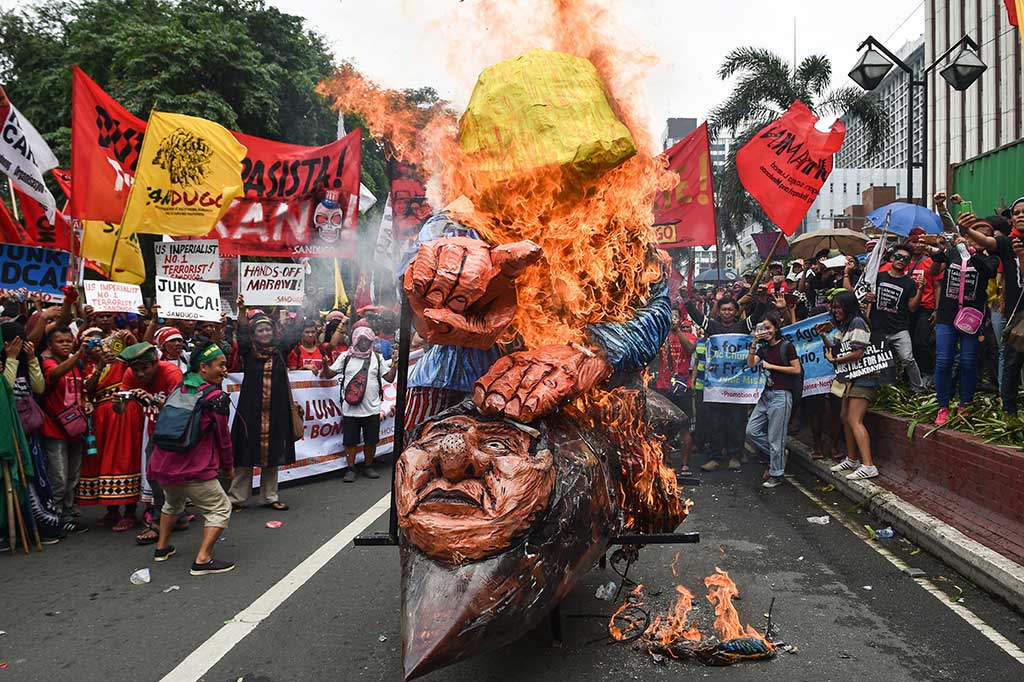Demonstran Geruduk Kedubes AS di Manila