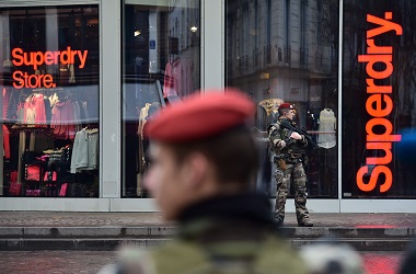 Pria Berpisau Serang Prajurit Prancis di Stasiun Chatelet