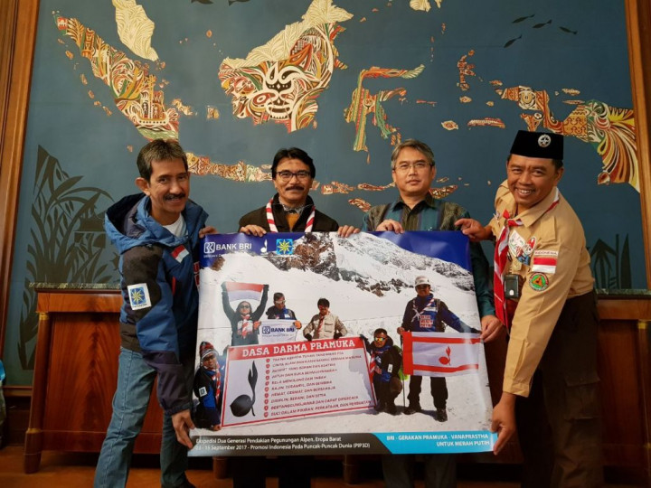 Merah Putih dan Pancasila Berkibar di Pegunungan Alpen