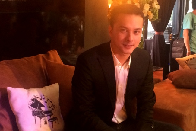 Nicholas Saputra Hadang Pengendara Sepeda Motor di Trotoar