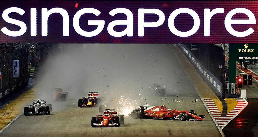 Insiden tabrakan di start GP Singapura. (AFP PHOTO / MANAN VATSYAYANA)