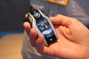 BMW Riset Kunci Mobil Terkoneksi Smartphone