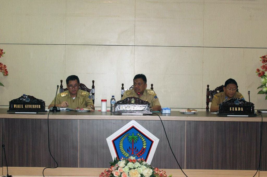 Gubernur Sulut Olly Dondokambey saat memimpin rapat kerja jajaran SKPD di Kantor Gubernur Sulut, Manado -- MTVN/Mulyadi Pontororing