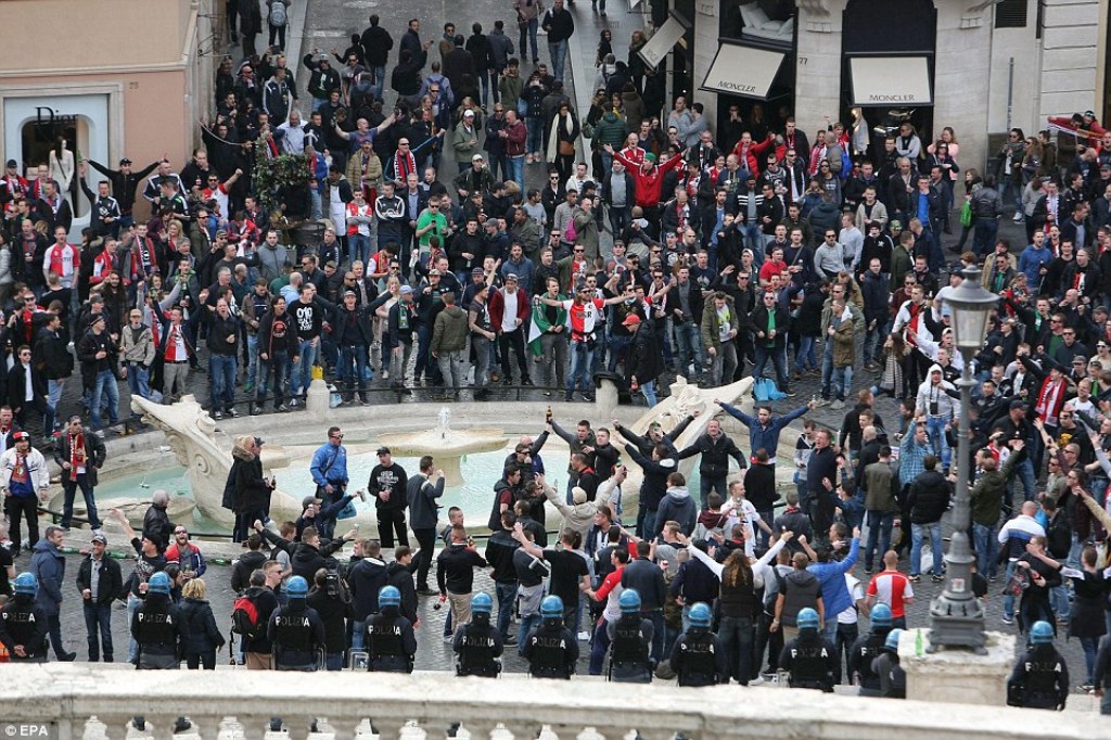 Pendukung Feyenoord di air mancur Barcaccia pada 2015 (Foto: dailymail)