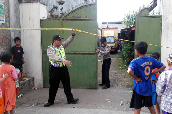 Polisi Gerebek Gudang Penyimpanan Bahan PCC di Cimahi