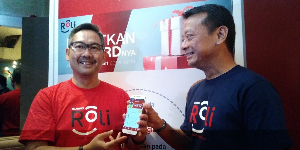 Harris Wijaya (kiri) memamerkan aplikasi Roli. 