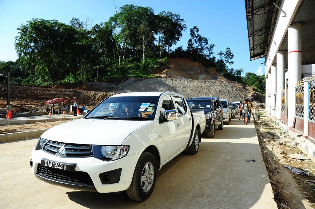 Sejumlah mobil dari Sarawak memasuki wilayah Kalbar melalui pintu Pos Lintas Batas Negara (PLBN) Entikong, Kabupaten Sanggau, Ant - Jessica Helena Wuysang