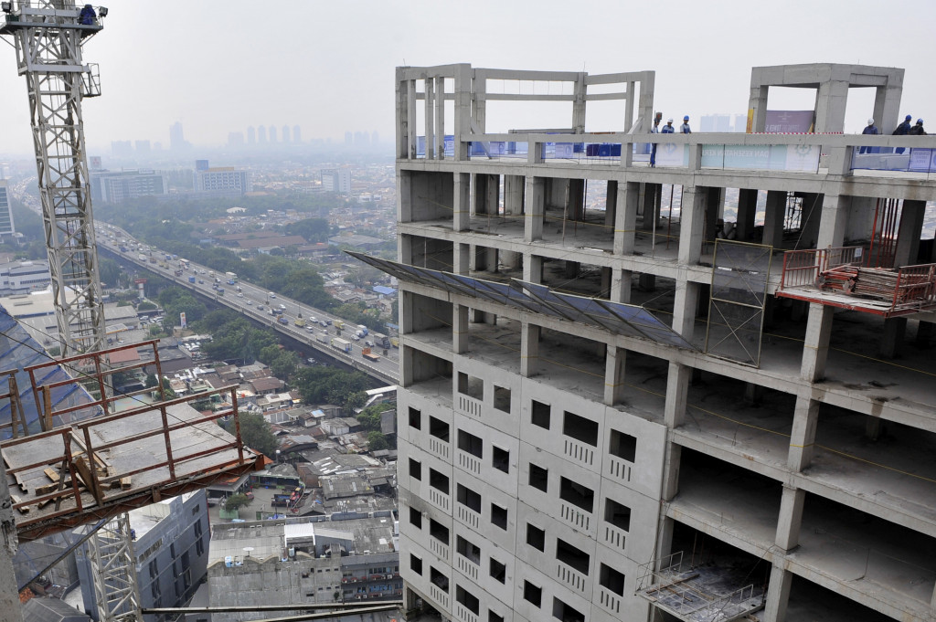Proses topping off tower 5 Apartemen Green Pramuka City, Jakarta, Selasa (23/6/2015). Antara Foto/Puspa Perwitasari/Asf/pd/15.
