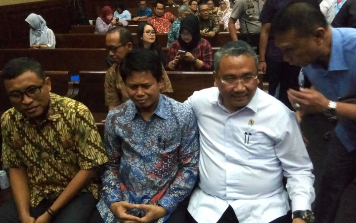 Duduk Bersama Anak Buahnya, Mendes Ditegur Petugas Pengadilan