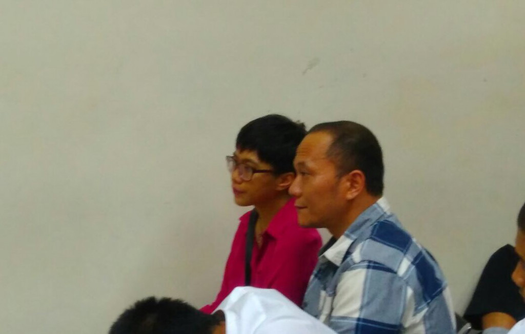 Iwa K ditemani istrinya di ruang sidang (Foto: metrotvnews/farhan)