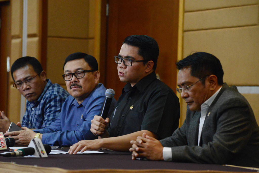 Wakil Ketua Pansus Angket KPK Eddy Wijaya Kusuma (kedua kiri) bersama dengan Anggota Pansus Masinton Pasaribu (kiri), Arteria Dahlan (kedua kanan) dan John Kennedy Azis (kanan) mengelar konferensi pers di Jakarta, Rabu (20/9). MI/M Irfan.