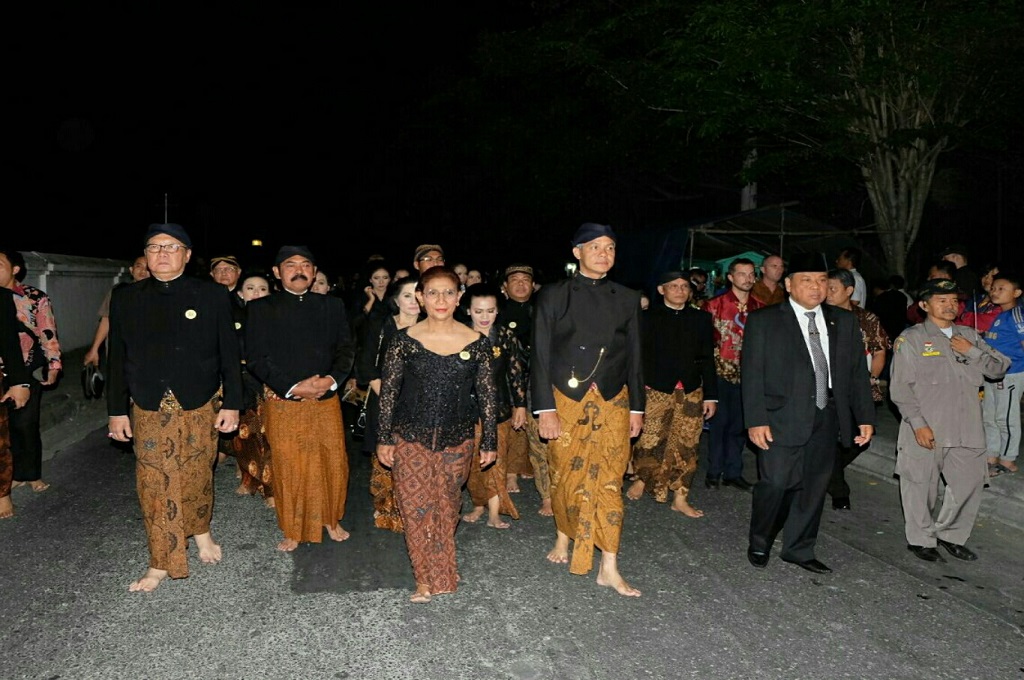 Menteri Susi dan pejabat negara tampak khidmat mengikuti Kirab Pusaka 1 Suro di Solo, Rabu malam 20 September 2017, MTVN - Pythag Kurniati