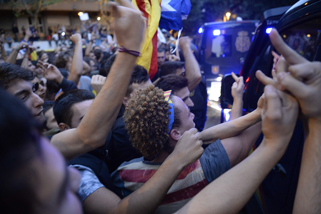 Polisi Spanyol Tangkap Menteri Katalan, Ribuan Warga Turun ke Jalan
