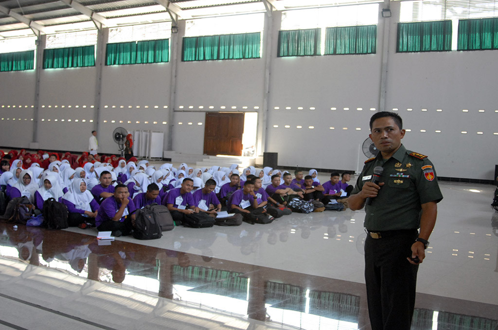 Komandan Kodim 0712 Tegal Letkol Kav Kristiyanto saat menjadi narasumber di Stikes Bhamada Slawi, Tegal, Jawa Tengah -- MTVN/Kuntoro Tayubi