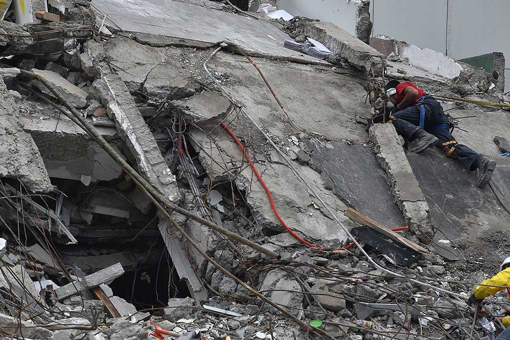 Pencarian Korban Gempa Meksiko Terus Dilakukan