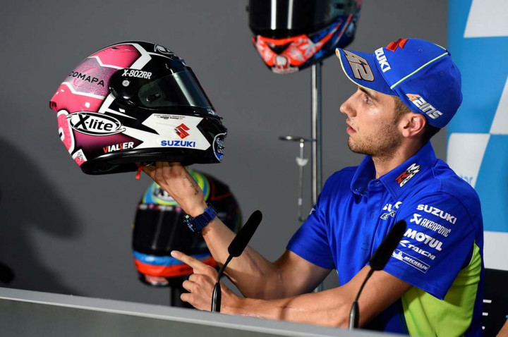 Alex Rins Peduli Kanker Payudara dengan Helm Berkelir Unik