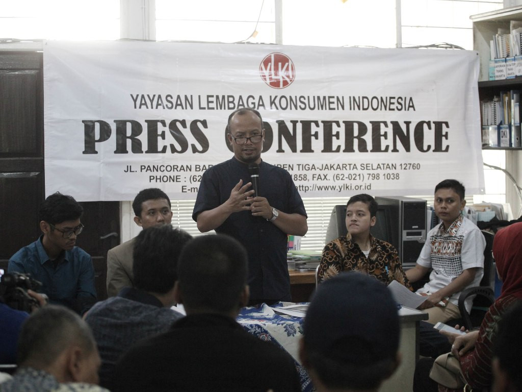 Ketua Yayasan Layanan Konsumen Indonesia (YLKI) Tulus Abadi (tengah). (Foto: MI/Arizona Sudiro).