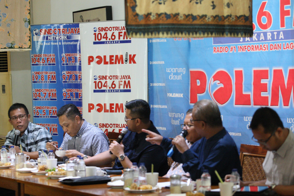 Para pembicara dari kiri Politisi PDIP Masinton Pasaribu, Kordinator Gerakan Indonesia Bersih Adhie M Massardi, Moderator Pangeran Ahmad, Politisi PPP Asrul Sani Pakar Hukum Abdul Fickar Hadjar, dan Peneliti ICW Tama S Langkun, dalam diskusi Polemik di Ja