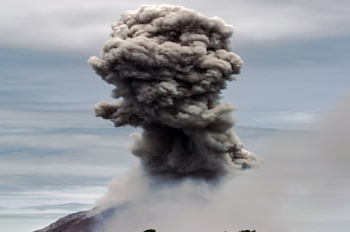 Gunung Sinabung Semburkan Abu Setinggi 1.500 Meter