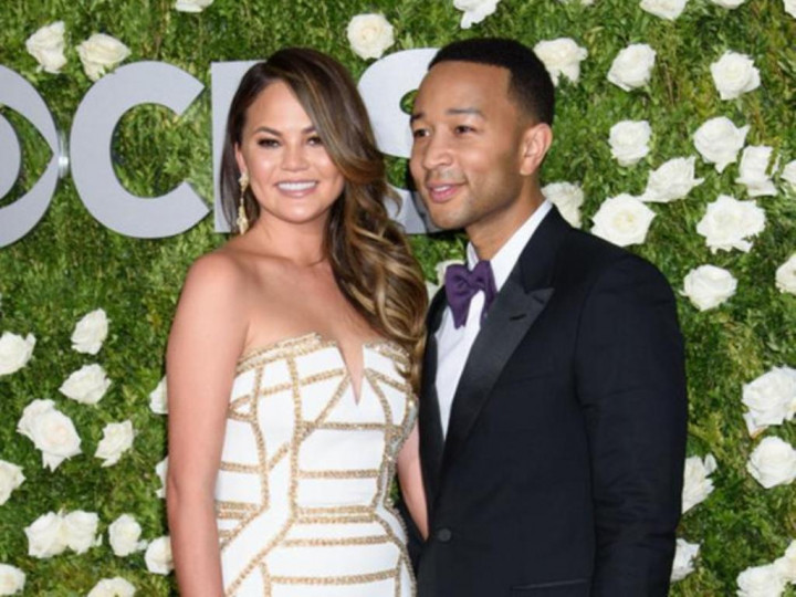 Chrissy Teigen Tak Pernah Mau Bercerai dari John Legend