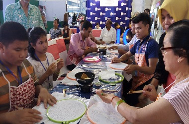 Peringatan 60 Tahun Diplomatik RI-Laos Diperingati dengan Membatik