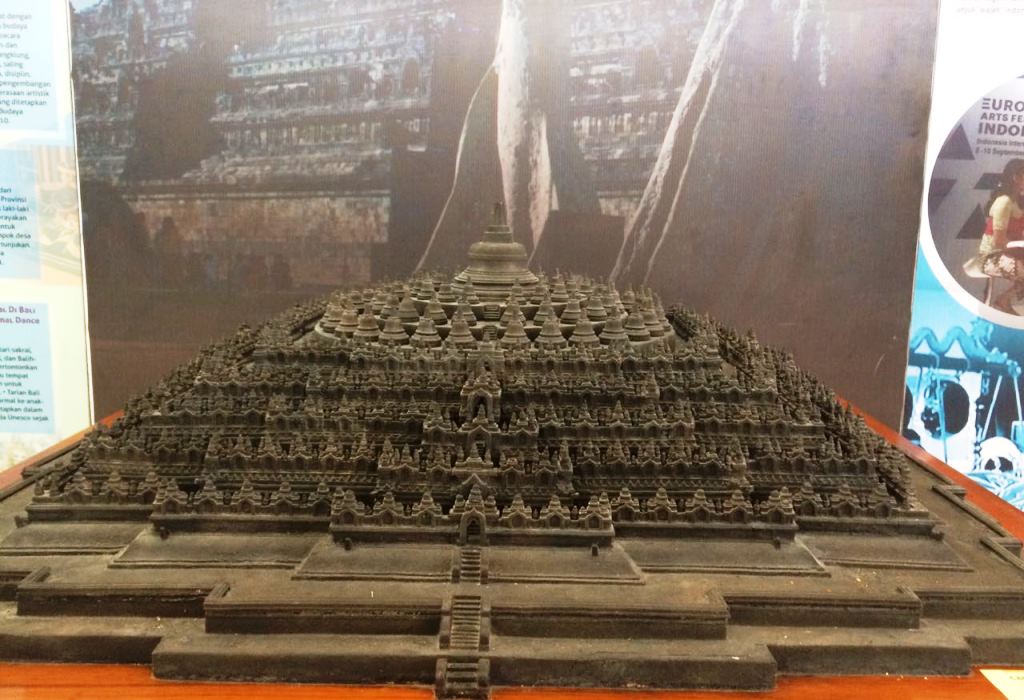 Miniatur Candi Borobudur dipamerkan di Pekan Budaya Indonesia III (Foto:Metrotvnews.com/Anindya Legia Putri)