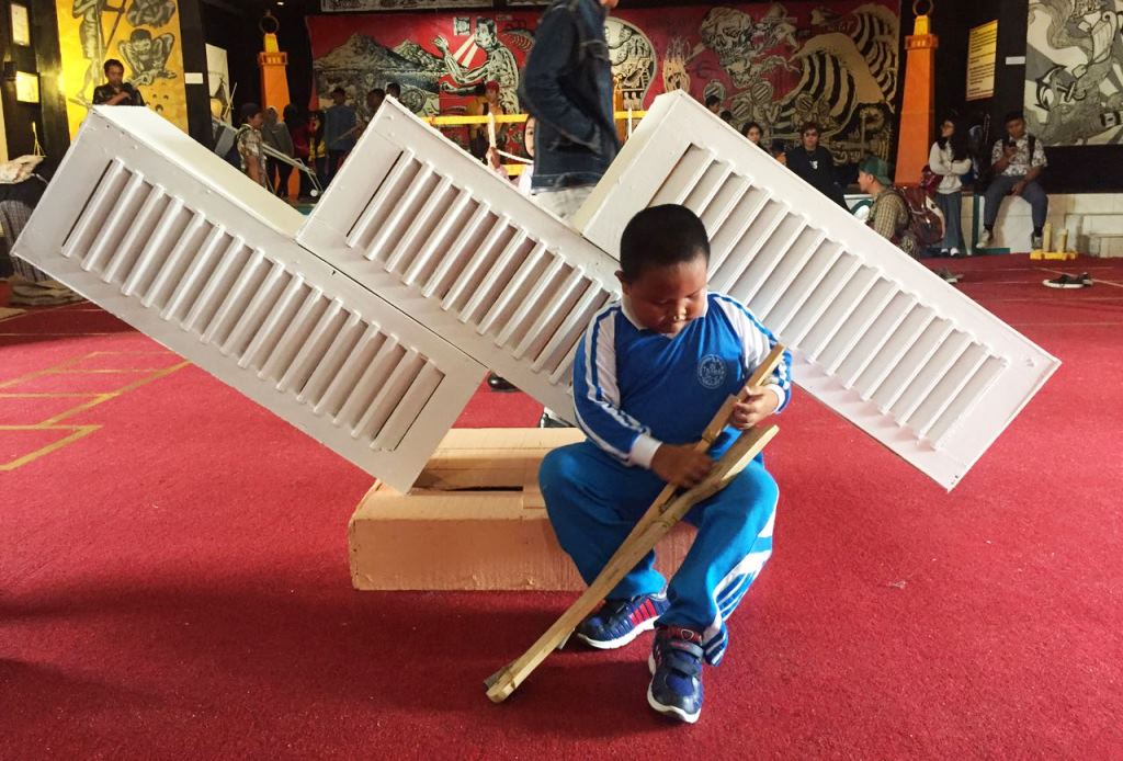 Anak-anak menjajal permainan tradisional di Pekan Budaya Indonesia III di Palu, Sulawesi Tengah (Foto:Metrotvnews.com/Anindya Legia Putri)