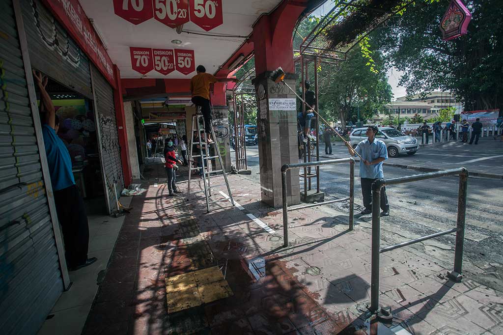 Saat PKL Gotong-royong Bersihkan Jalan Malioboro