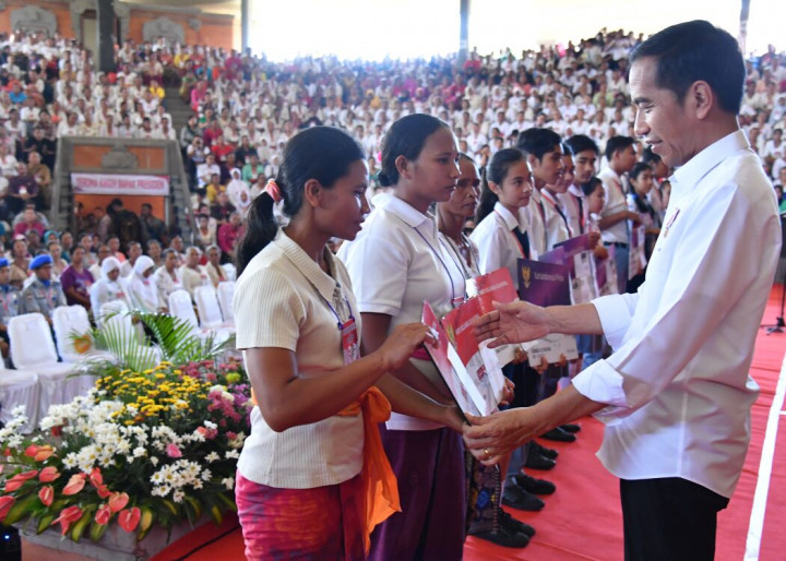 Presiden Bagikan 1.000 KIP dan 1.000 PKH di Buleleng