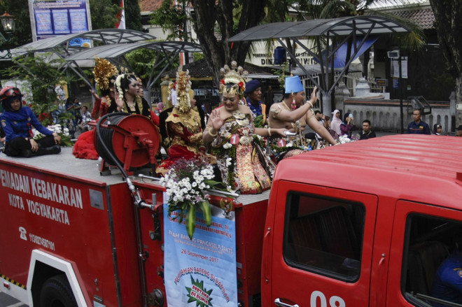 Delapan pasang calon pengantin di Yogyakarta melakukan akad nikah di tempat tidak biasa. Mereka mengucap janji di atas mobil pemadam kebakaran yang di parkir di depan Gedung DPRD DIY.