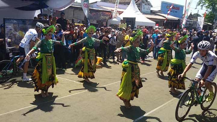Tari Tradisional Membuka Etape 1 Tour de Banyuwangi-Ijen