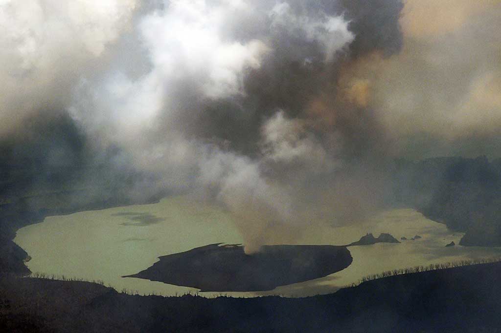 Gunung Manaro Meletus, Ribuan Warga Dievakuasi