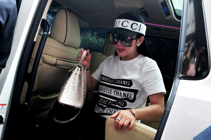 Syahrini Kenakan Kaos Chanel Seharga Rp12 Juta ke Bareskrim