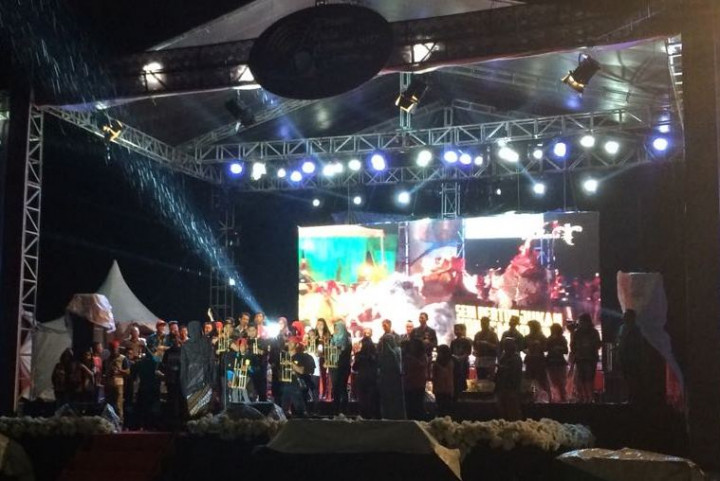 Gema Seribu Angklung di Festival Pesona Palu Nomoni