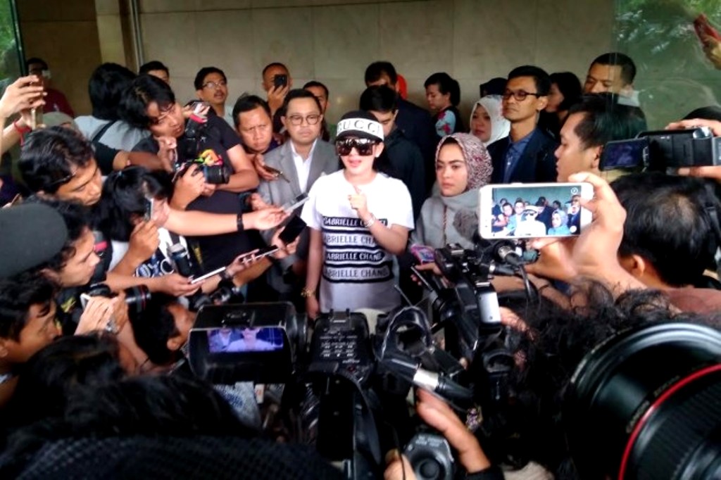 Syahrini dengan Aisyahrani adik sekaligus manajer Syahrini, saat berada di Bareskrim Polri, Gedung KKP Jakarta, Rabu (27/9/2017). (Foto: Metrotvnews.com/PurbaWirastama)