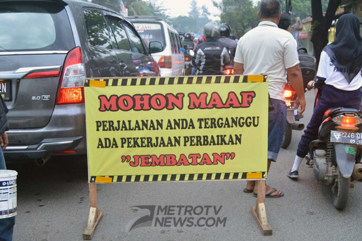 Jembatan Dekat UT Pondok Cabe Diperbaiki, Lalin Tersendat