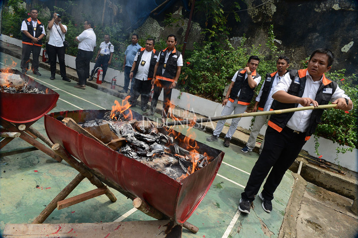 Puluhan Ton Daging Kedaluwarsa dan Gula Rafinasi Dimusnahkan