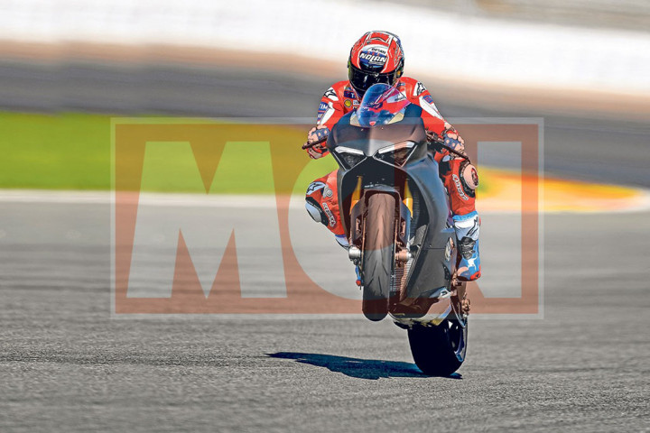 Casey Stoner Jajal Superbike Ducati Bermesin V4